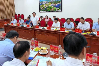 Quang cảnh cuộc họp giữa Ủy ban nhân dân tỉnh Cà Mau và Đại học Kinh tế Thành phố Hồ Chí Minh.