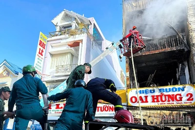 Cán bộ, chiến sĩ Đồn Biên phòng Cửa khẩu cảng Năm Căn phối hợp các lực lượng chữa cháy.