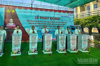 Lãnh đạo tỉnh Cà Mau thực hiện nghi thức phát động triển khai đề án về dạy học 2 buổi/ngày, tổ chức bán trú, đầu tư hệ thống nước uống sạch và nhà vệ sinh trong trường học.