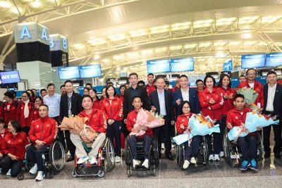 Lãnh đạo Cục Thể dục thể thao Việt Nam chụp ảnh lưu niệm với đoàn.