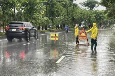 Điểm ngập tại đường Cổ Linh, phường Long Biên.