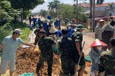 Người dân xã Đa Phúc cùng lực lượng chức năng hộ đê. 