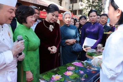 Bà Ngô Phương Ly, Phu nhân Tổng Bí thư Tô Lâm cùng các đại biểu tham quan các gian hàng tại Liên hoan Văn hóa ẩm thực quốc tế 2025.