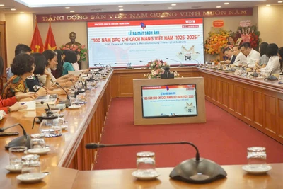 Toàn cảnh lễ ra mắt cuốn sách ảnh về 100 năm Báo chí Cách mạng Việt Nam. 