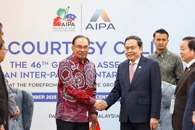 Chủ tịch Quốc hội Trần Thanh Mẫn hội kiến Thủ tướng Malaysia Anwar Ibrahim. (Ảnh: DOÃN TẤN – TTXVN)