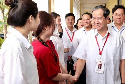 Bộ trưởng Giáo dục và Đào tạo Nguyễn Kim Sơn động viên thí sinh tại điểm thi Trường THPT Hai Bà Trưng (Vĩnh Phúc).