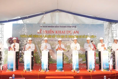 Các đại biểu thực hiện nghi thức triển khai dự án. 