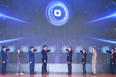 Lãnh đạo Trường đại học Sư phạm Hà Nội, Khoa cùng các đại biểu bấm nút đổi tên từ Khoa Sư phạm kỹ thuật thành Khoa Kỹ thuật và Công nghệ. (Ảnh: THANH TÙNG) 