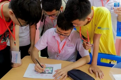 Đề thi không chỉ kiểm tra kiến thức mà còn yêu cầu học sinh vận dụng tư duy logic, khả năng phản biện.