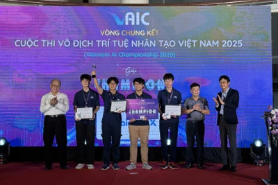 Đại diện Ban tổ chức trao Cúp vô địch cho nhóm học sinh đến từ Trường trung học phổ thông Chuyên Hà Nội-Amsterdam. (Ảnh: THÚY QUỲNH)