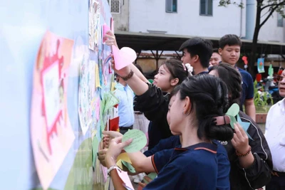 Học sinh Trường trung học phổ thông Lê Lợi (Phường Hà Đông, Hà Nội) chia sẻ ước mơ của mình. 