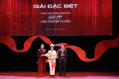 Bà Hà Thị Nga, Ủy viên Trung ương Đảng, Phó Chủ tịch Ủy ban Trung ương Mặt trận Tổ quốc Việt Nam và ông Hoàng Trung Dũng, Ủy viên Trung ương Đảng, Tổng Biên tập Tạp chí Cộng sản trao giải Đặc biệt cho tác giả Phạm Thị Thi (Cà Mau).