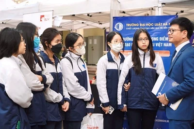 Học sinh tìm hiểu thông tin tại Ngày hội tuyển sinh.