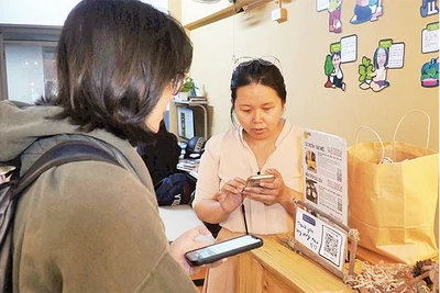 Việc sử dụng thanh toán số, hóa đơn điện tử sẽ giúp hộ kinh doanh nhanh chóng chuyển từ thuế khoán sang thuế theo kê khai. (Ảnh LƯU NIỆM)