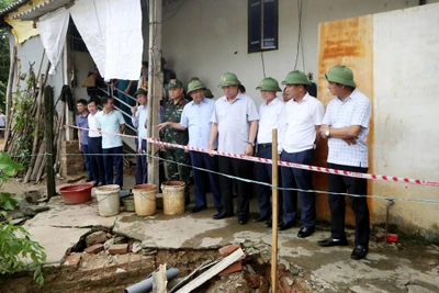 Chủ tịch Ủy ban nhân dân tỉnh Phú Thọ Trần Duy Đông kiểm tra thiệt hại do cơn bão số 10 gây ra tại một số địa phương trong tỉnh.