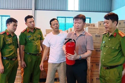 Thiếu tướng Nguyễn Minh Tuấn (cầm bình), Giám đốc Công an tỉnh Phú Thọ trực tiếp kiểm tra bình chữa cháy của Công ty Tomoken Việt Nam.
