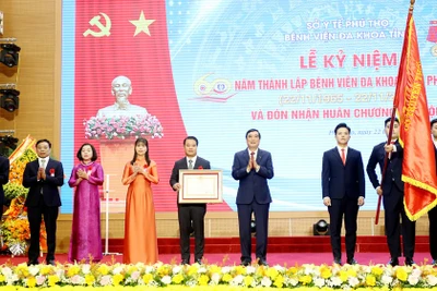 Lãnh đạo tỉnh Phú Thọ trao Huân chương Lao động hạng Ba cho Bệnh viện đa khoa tỉnh Phú Thọ.