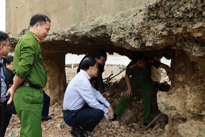 Cơ quan Cảnh sát điều tra Công an tỉnh Phú Thọ kiểm tra các trụ cầu Sông Lô.