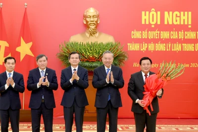 Tổng Bí thư Tô Lâm trao Quyết định thành lập Hội đồng Lý luận Trung ương nhiệm kỳ 2026-2031. (Ảnh: ĐĂNG KHOA)