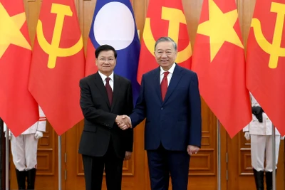 Tổng Bí thư Tô Lâm với Tổng Bí thư, Chủ tịch nước Lào Thongloun Sisoulith tại Trụ sở Trung ương Đảng. (Ảnh: ĐĂNG KHOA)