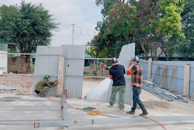 Lực lượng chức năng huyện Thanh Trì cưỡng chế tháo dỡ công trình vi phạm trên đất nông nghiệp. 