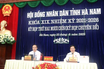 Các đồng chí chủ tọa kỳ họp.