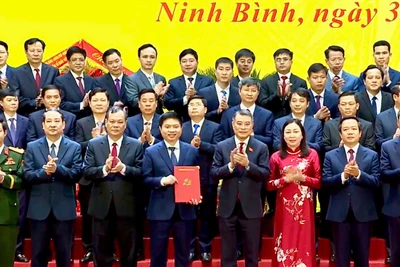 Đồng chí Lê Minh Hưng, Ủy viên Bộ Chính trị, Bí thư Trung ương Đảng, Trưởng Ban Tổ chức Trung ương trao Quyết định của Bộ Chính trị về việc thành lập Đảng bộ tỉnh Ninh Bình.