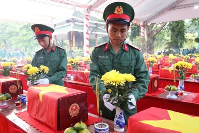 Các chiến sĩ cắm hoa, hương cho các Anh hùng liệt sĩ vừa được quy tập về với đất mẹ. 