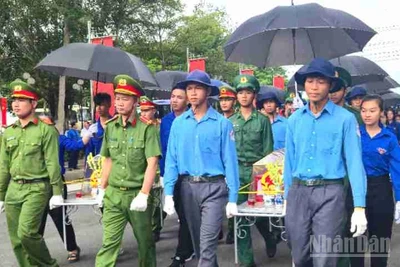 Cán bộ, chiến sĩ và thanh niên tình nguyện đưa hài cốt các Anh hùng liệt sĩ anh dũng hy sinh trên đất bạn Campuchia về nghĩa trang liệt sĩ Vĩnh Hưng - Tân Hưng an táng.