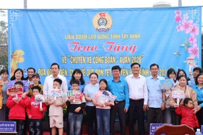 Lãnh đạo Mặt trận Tổ quốc Việt Nam và Liên đoàn Lao động tỉnh Tây Ninh trao vé xe nghĩa tình cho công nhân cùng người thân có mặt từ sớm, mang theo hành lý và niềm vui rạng rỡ trước giờ lên xe