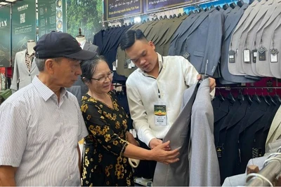 Doanh nghiệp, hợp tác xã làng nghề xúc tiến thương mại hiệu quả tại Hội chợ Mùa Thu.