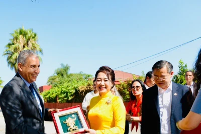 Phu nhân Nguyễn Thị Thanh Nga tặng quà lãnh đạo địa phương.