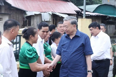 Tổng Bí Thư Tô Lâm với người dân và cán bộ bản Tân Lập, xã Si Pa Phìn, tỉnh Điện Biên. (Ảnh: Thống Nhất - TTXVN)