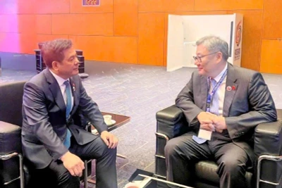 Bộ trưởng Nguyễn Hồng Diên gặp gỡ và có buổi làm việc với Bộ trưởng Thương mại Trung Quốc Vương Văn Đào bên lề Hội nghị Cấp cao ASEAN lần thứ 47. (Ảnh: BCT)