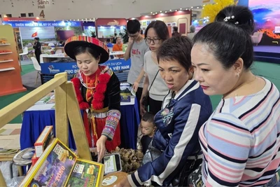 Hội chợ Mùa Thu lần thứ I - 2025 thu hút sự quan tâm mua sắm của khách tham quan. (Ảnh: KIM DUNG)