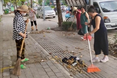 Người dân phường Ngọc Hà, thành phố Hà Nội tham gia tổng vệ sinh môi trường. 