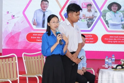 Các bạn thanh niên tỉnh Đồng Tháp đặt câu hỏi cho lãnh đạo Trung ương, địa phương tại chương trình.