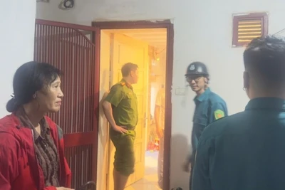 Lực lượng chức năng phường Giảng Võ hỗ trợ người dân di dời khỏi nhà nguy hiểm.