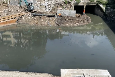 Sông Tô Lịch đang được cải tạo. 