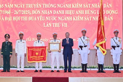 Tổng Bí thư Tô Lâm trao Danh hiệu Anh hùng lao động cho ngành kiểm sát nhân dân. (Ảnh ĐĂNG KHOA)