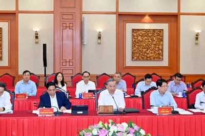 Tổng Bí thư Tô Lâm và các đồng chí lãnh đạo Đảng, Nhà nước làm việc với Ban Thường vụ Thành ủy Thành phố Hồ Chí Minh. (Ảnh: ĐĂNG KHOA)