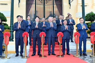 Tổng Bí thư Tô Lâm và Chủ tịch nước Lương Cường và các đại biểu thực hiện nghi thức bàn giao Trụ sở làm việc Cơ quan Chủ tịch nước. (Ảnh: ĐĂNG KHOA)