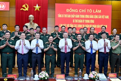 Tổng Bí thư Tô Lâm với lãnh đạo Đảng, Nhà nước và thủ trưởng Bộ Quốc phòng, Tổng cục Chính trị Quân đội nhân dân Việt Nam dự buổi làm việc. (Ảnh: ĐĂNG KHOA)