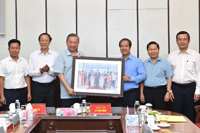 Tổng Bí thư Tô Lâm và các đồng chí lãnh đạo Bộ Giáo dục và Đào tạo. (Ảnh: ĐĂNG KHOA)
