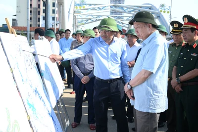 Tổng Bí thư Tô Lâm nghe lãnh đạo tỉnh Thái Nguyên báo cáo công tác khắc phục hậu quả bão, lũ trên địa bàn. (Ảnh: ĐĂNG KHOA)