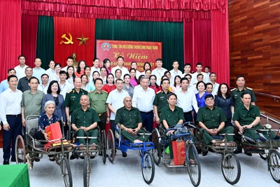 Tổng Bí thư Tô Lâm với các đồng chí thương, bệnh binh và đại biểu tại Trung tâm Điều dưỡng thương binh Thuận Thành. (Ảnh: ĐĂNG KHOA) 