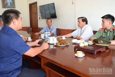 Lực lượng Công an xã Nhân Cơ trao đổi với Ban Chỉ đạo mô hình “Giáo xứ Nhân Cơ an toàn về an ninh, trật tự”.