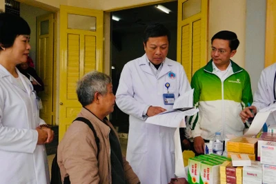 Đoàn công tác do Phó Giáo sư, Tiến sĩ, bác sĩ Nguyễn Thế Anh - Giám đốc Bệnh viện Hữu Nghị làm Trưởng đoàn.