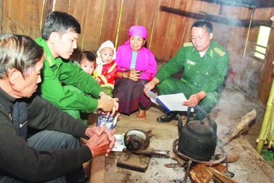 Một buổi tuyên truyền, vận động đưa trẻ đến lớp của cán bộ, chiến sĩ Đồn Biên phòng cửa khẩu Lóng Sập.