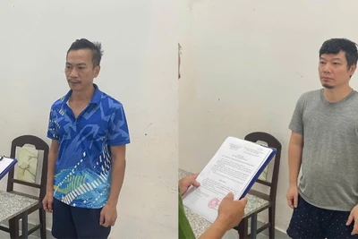Hai đối tượng Trần Hùng Cường và Nguyễn Đăng Đông tại cơ quan điều tra. (Ảnh: Công an cung cấp)